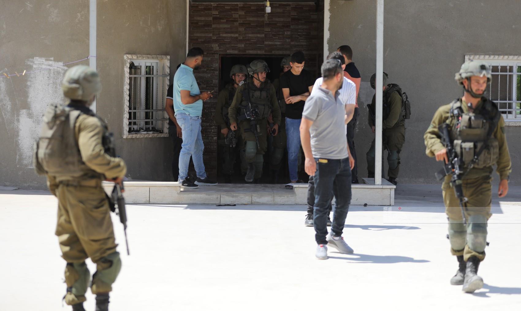 قوات الاحتلال الإسرائيلي تقتحم بلدة السموع جنوب الخليل ويداهم منازل المواطنين (تصوير: مشهور وحواح/وفا)